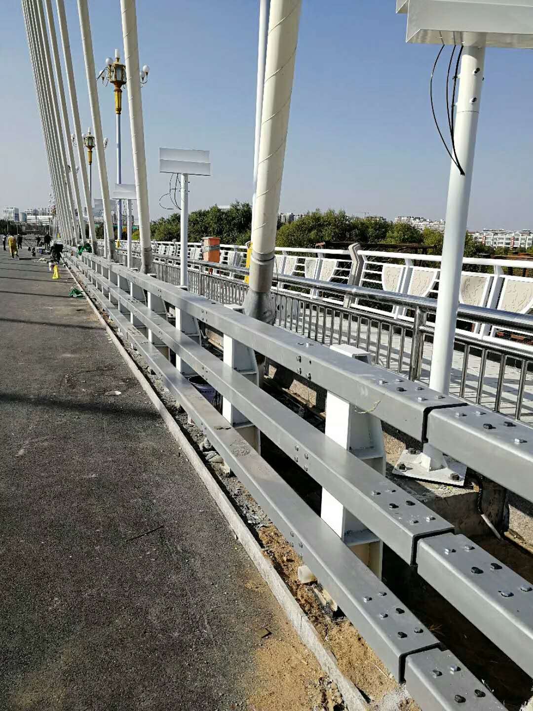 防撞護(hù)欄